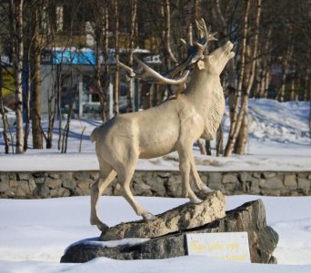 памятник оленю в городе Оленегорск Памятник оленю в Оленегорске