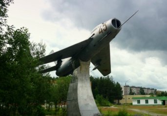 самолет МиГ-19 в городе Полярные Зори Памятник Погибшим летчикам , Полярные Зори 