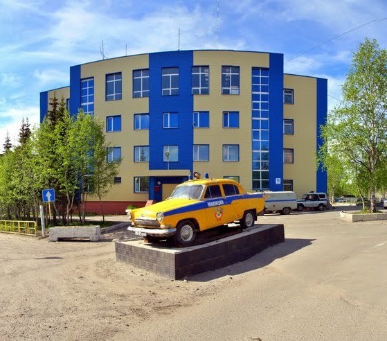 желтая машина милиции в Апатитах МО МВД России Апатитский