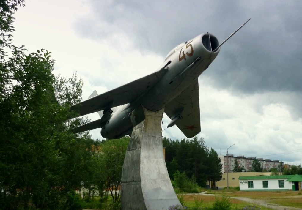 самолет МиГ-19 в городе Полярные Зори Памятник Погибшим летчикам , Полярные Зори 