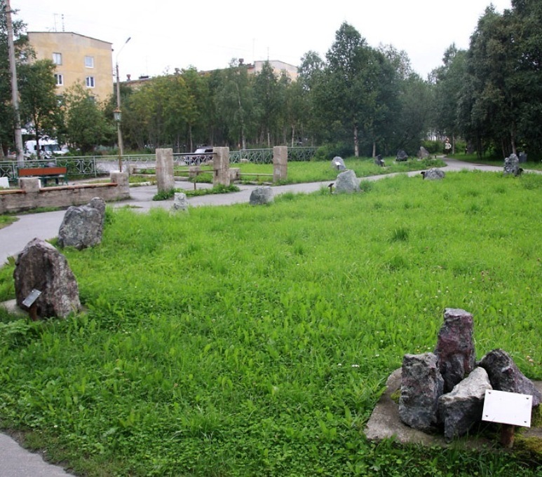 Сад камней в городе Апатиты Геологический сад камней, Апатиты